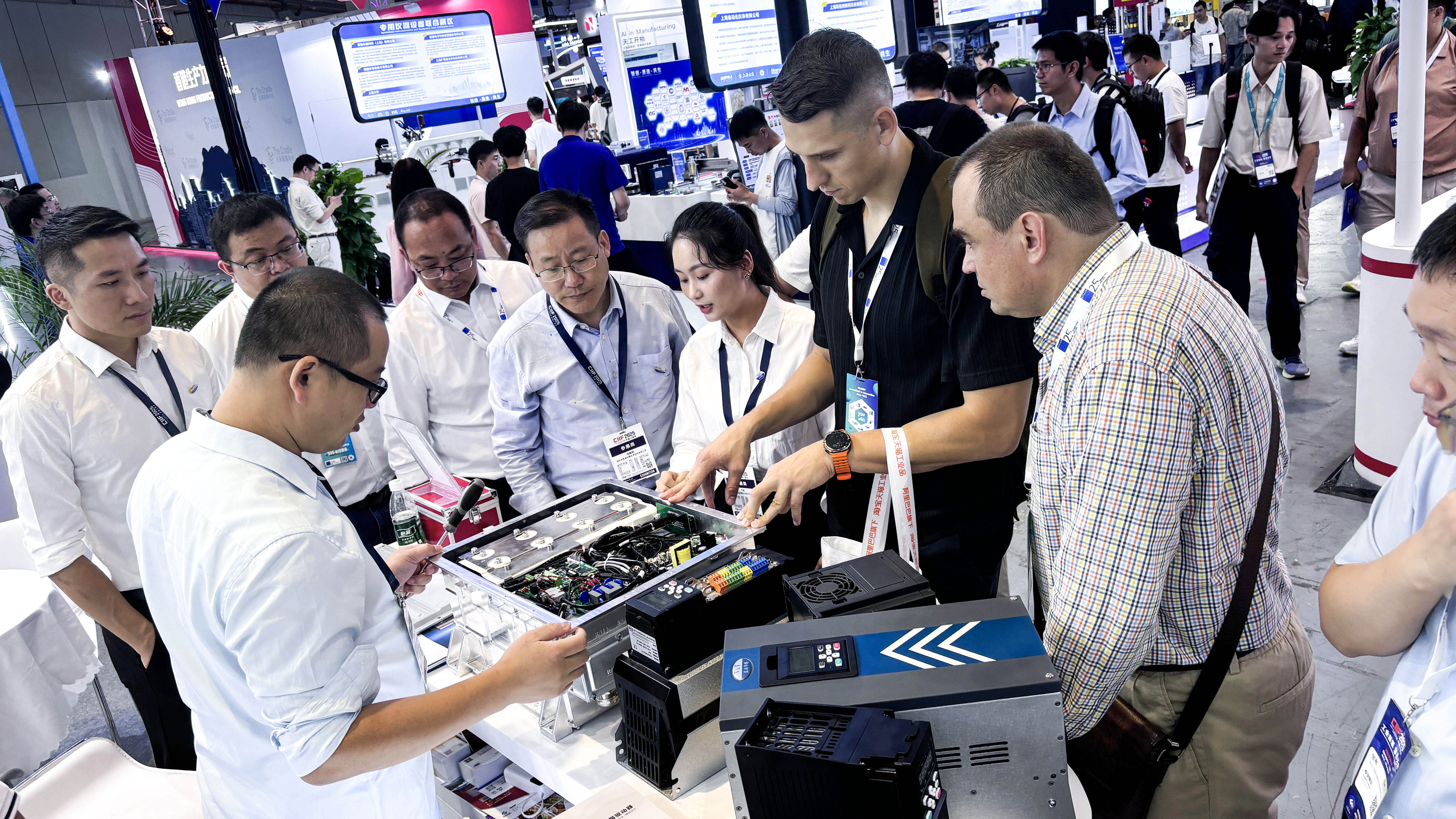 【工博会直击】2025上海工博会首日晨光：米兰体育深耕新能源与工业自动化智能制造，以技术诠释实力!